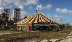 Trata-se da tenda de um circo em um dia ensolarado.