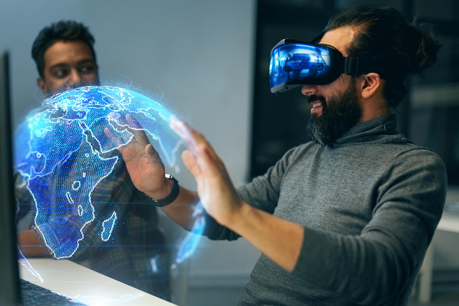 Homem usando um óculos de Realidade Virtual e tocando uma imagem do planeta virtual.